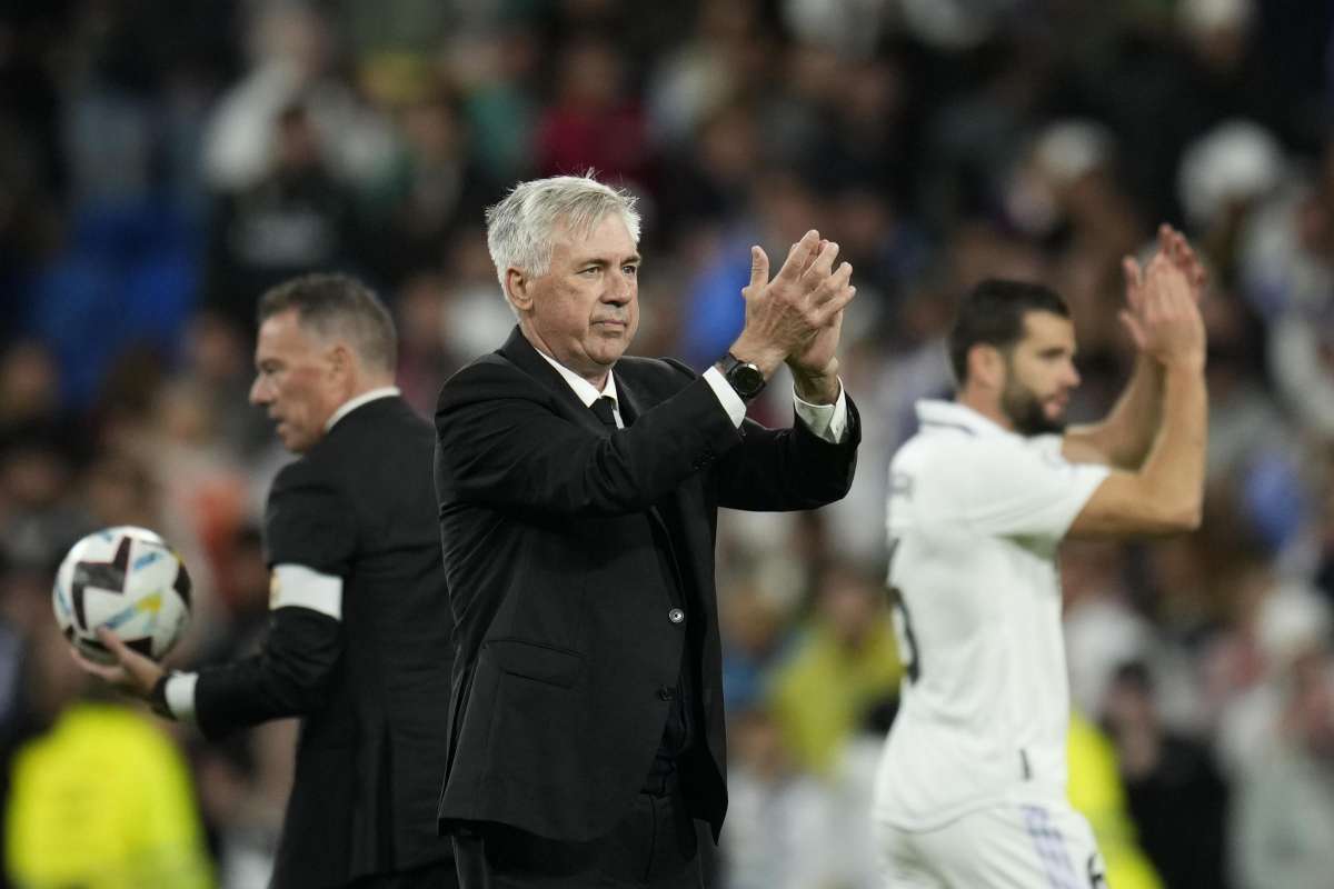 Carlo Ancelotti applaude 