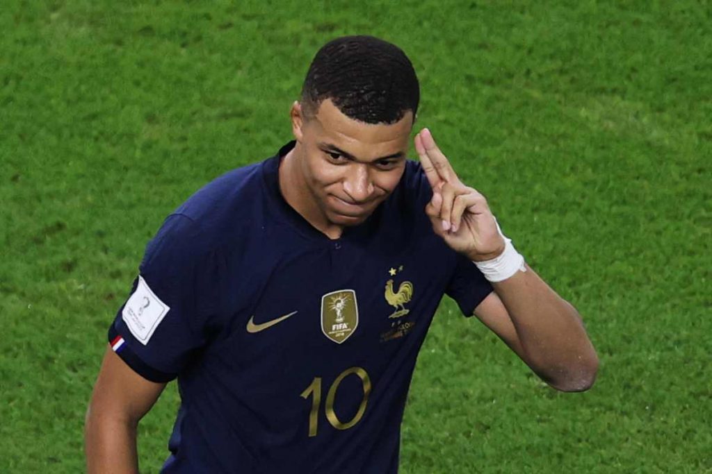 Kylian Mbappe con la maglia della nazionale della Francia